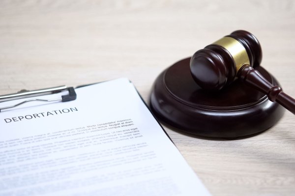 Решение о депортации (выдворении) из Турции: причины, процесс и административное задержание (ЗИМЗ, ст. 52-57)